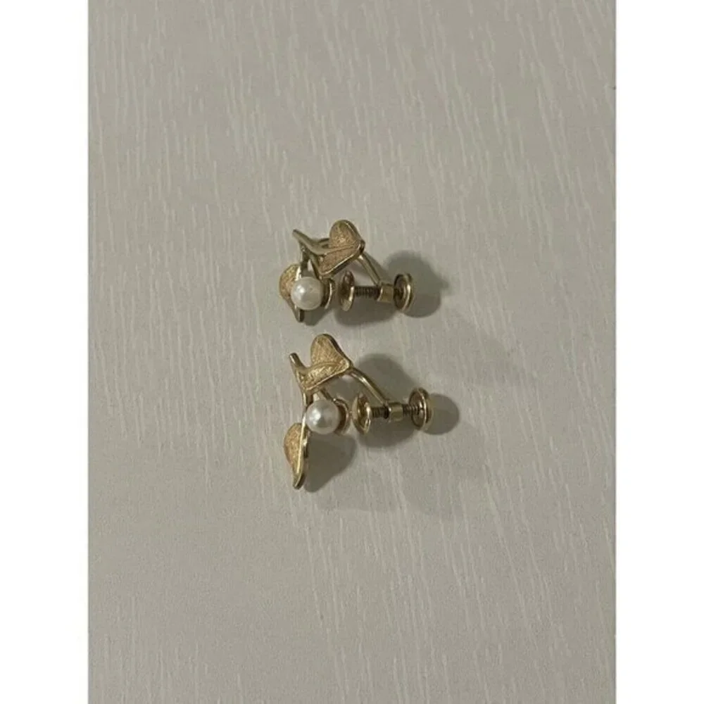 Vintage Clip On Pearl Earrings With Gold‎ Tone Leaves